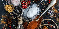 Tajemství chuti domácího kečupu je v koření. Klasice sluší hřebíček a skořice, pikantní verzi zase chilli a pepř