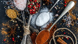 Tajemství chuti domácího kečupu je v koření. Klasice sluší hřebíček a skořice, pikantní verzi zase chilli a pepř