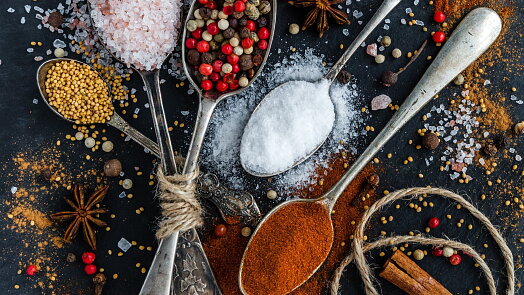 Tajemství chuti domácího kečupu je v koření. Klasice sluší hřebíček a skořice, pikantní verzi zase chilli a pepř