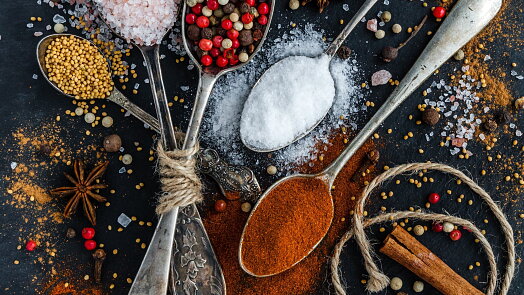 Tajemství chuti domácího kečupu je v koření. Klasice sluší hřebíček a skořice, pikantní verzi zase chilli a pepř