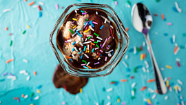 Tipy na nejlepší polevy na zmrzlinové poháry: Čokoládovou znáte, ale jak chutná zrcadlová?