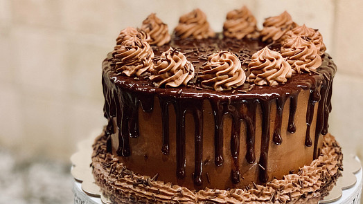 Jednoduché dortové krémy: Jak na odlehčený pudinkový nebo moderní bílkový?