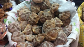 Pan de muerto: Mexické kynuté bochánky voní anýzem a pomerančovými květy a jsou nadýchané jako obláček Pan de muerto: Mexické kynuté bochánky voní anýzem a pomerančovými květy a jsou nadýchané jako obláček