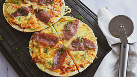 Blesková pizza ze zapečených tortill aneb malý kulinářský hack, když zrovna nechcete čekat na kynutí těsta