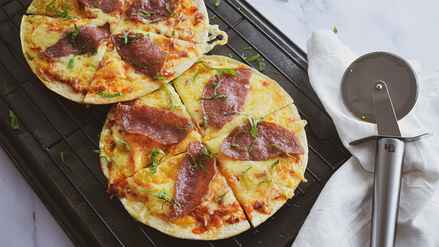 Z pohledu energetického příjmu vychází pizza z tortill jako překvapivě rozumná alternativa ke klasické verzi