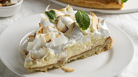 Nejjednodušší a levný sněhový koláč z listového těsta: Stačí pudink a tvaroh a za chvilku máte napečeno