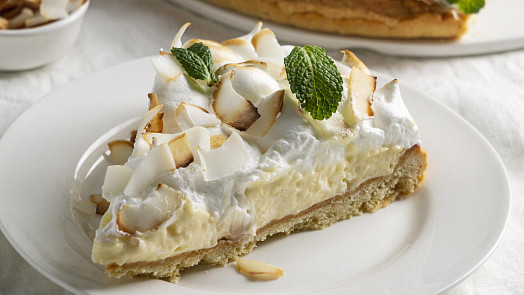 Nejjednodušší a levný sněhový koláč z listového těsta: Stačí pudink a tvaroh a za chvilku máte napečeno