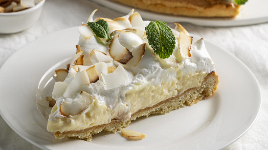 Nejjednodušší a levný sněhový koláč z listového těsta: Stačí pudink a tvaroh a za chvilku máte napečeno