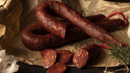 Jak se udí na venkově: Tradiční uzení teplým kouřem dodá nezaměnitelnou chuť a vůni