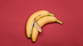 Nevyhazujte slupku od banánu! Dá se jíst, vylepší chuť masa a vyleští i boty