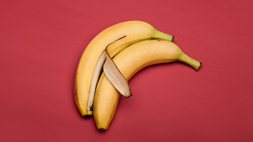 Nevyhazujte slupku od banánu! Dá se jíst, vylepší chuť masa a vyleští i boty