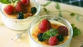 Dokonalý pudink je nejlepší základ do pohárů s ovocem a šlehačkou. Udělejte si domácí!