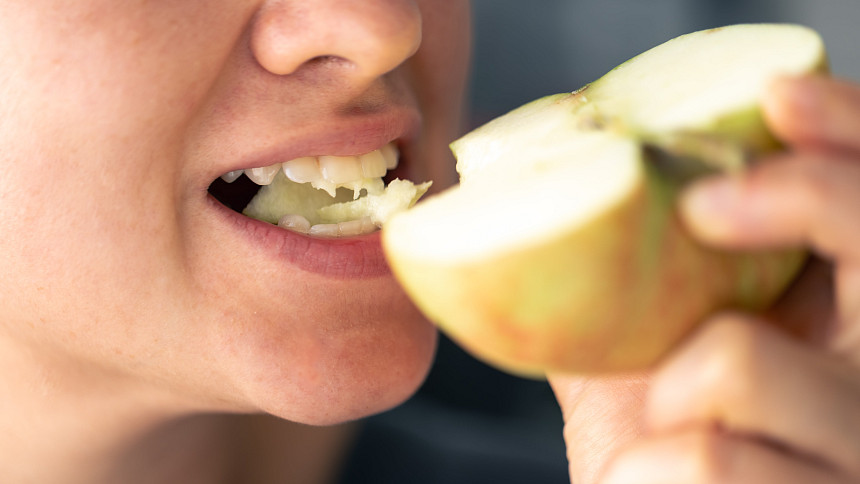 Jablko si dopřávejte spíš v první půlce dne, radí odborníci.