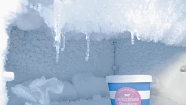 Jak rychle odstranit námrazu z lednice a proč i milimetry ledu škodí: Tyhle rady vám ušetří značné peníze