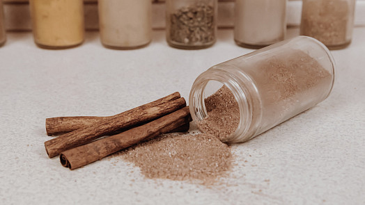 Byliny v kuchyni: Léčivá skořice urychluje hubnutí a ničí bakterie