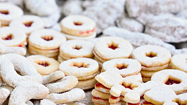 Kalendář vánočního pečení 2025: Kdy zadělat těsto na perníčky, kdy se pustit do přípravy kokosek a kdy slepit linecké