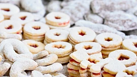 Kalendář vánočního pečení 2025: Kdy zadělat těsto na perníčky, kdy se pustit do přípravy kokosek a kdy slepit linecké