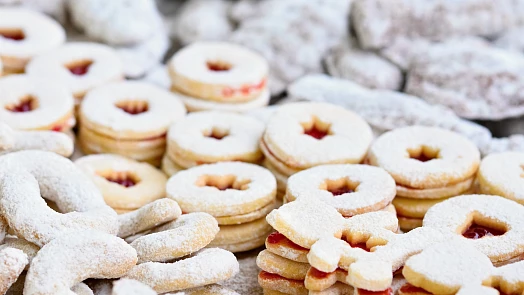 Kalendář vánočního pečení 2025: Kdy zadělat těsto na perníčky, kdy se pustit do přípravy kokosek a kdy slepit linecké