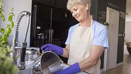 Spálené hrnce nevyhazujte. Stačí sůl, citron nebo tableta do myčky a budou jako nové!