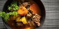 Jak na pomalé dušení v troubě: Tyhle fígle udělají delikatesu i z „podrážky“