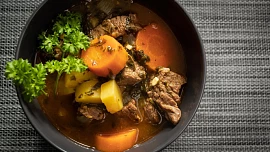 Jak na pomalé dušení v troubě: Tyhle fígle udělají delikatesu i z „podrážky“