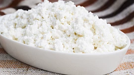 Poctivý domácí tvaroh zvládne i úplný začátečník. Stačí se vyzbrojit teploměrem a trpělivostí