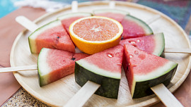 5 skvělých vychytávek, jak prakticky nakrájet meloun: Vytvoříte z něj nanuky, ozdoby i korpusy na dort