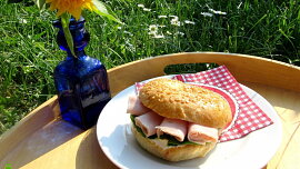 Vyzkoušejte domácí bagel: Ideální pečivo na snídani i do batohu na výlet zvládnete udělat hravě