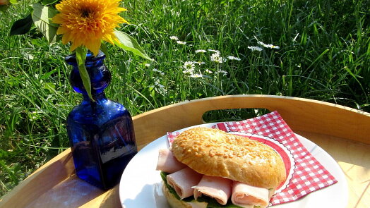 Vyzkoušejte domácí bagel: Ideální pečivo na snídani i do batohu na výlet zvládnete udělat hravě