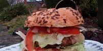 Lesní hamburger z lančmítu: Levný a snadný recept, který zvládnete na víčku z ešusu
