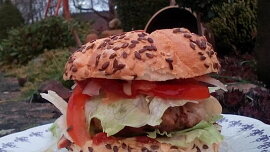 Lesní hamburger z lančmítu: Levný a snadný recept, který zvládnete na víčku z ešusu