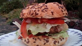 Lesní hamburger z lančmítu: Levný a snadný recept, který zvládnete na víčku z ešusu