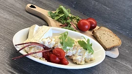 Recept na nejlepší hermelínovou pomazánku: Z pár levných surovin připravíte lahůdku na topinky i na chlebíčky