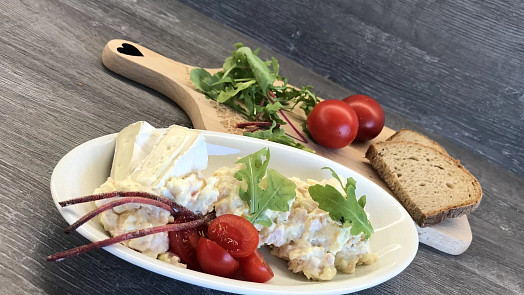 Recept na nejlepší hermelínovou pomazánku: Z pár levných surovin připravíte lahůdku na topinky i na chlebíčky