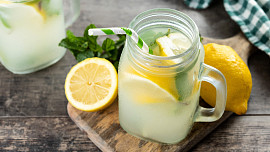 Pět jednoduchých způsobů, jak si doma připravit vynikající limonádu z dostupných a levných surovin