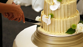 Historie svatebních dortů: Od chlebového koláče až po šílenosti devadesátek