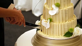 Historie svatebních dortů: Od chlebového koláče až po šílenosti devadesátek