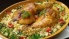 Zlatavé kuře s rýží z jednoho pekáče zvládne každý: Poctivý oběd se uvaří téměř sám a ta chuť vás ohromí