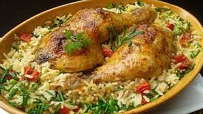 Zlatavé kuře s rýží z jednoho pekáče zvládne každý: Poctivý oběd se uvaří téměř sám a ta chuť vás ohromí