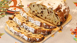 Vánoční štóla: Německý symbol Vánoc  pochází z Drážďan, ta pravá drážďanská je s kandovaným ovocem a voní máslem