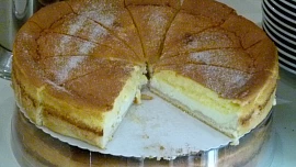 Drážďanský pudinkový koláč Eierschecke má nadýchaný korpus a dvojitou náplň z tvarohu a pudinku. Díky tomu chutná božsky!