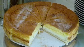 Drážďanský pudinkový koláč Eierschecke má nadýchaný korpus a dvojitou náplň z tvarohu a pudinku. Díky tomu chutná božsky!