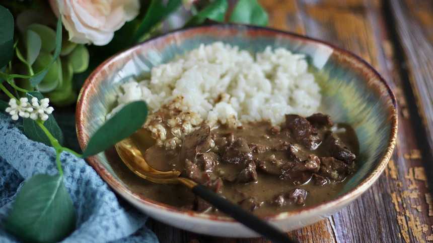 Drůbeží játra na cibulce nejlépe chutnají s rýží. Rychlý a snadný recept si oblíbíte velmi rychle.