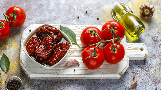 Sušená rajčata: Jejich příprava je jednoduchá a stačí jen pár ingrediencí, pozor ale na na bylinky, které použijete