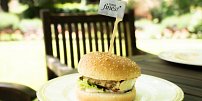 Tesco představuje letní BBQ nabídku: dostupné grilování od burgerů po rostlinné alternativy