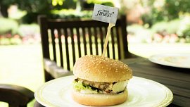 Tesco představuje letní BBQ nabídku: dostupné grilování od burgerů po rostlinné alternativy