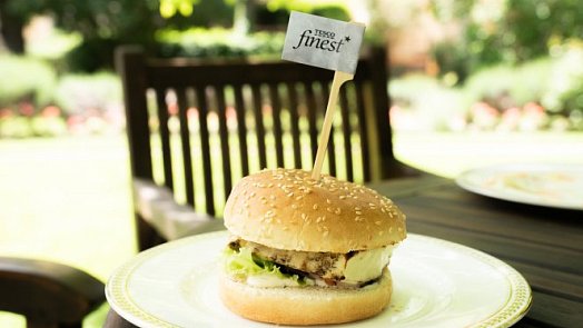 Tesco představuje letní BBQ nabídku: dostupné grilování od burgerů po rostlinné alternativy