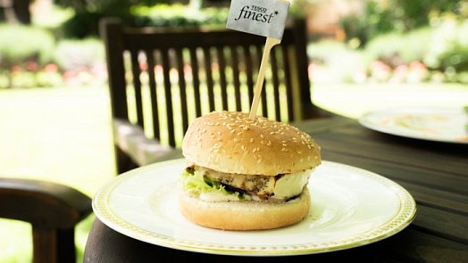 Tesco představuje letní BBQ nabídku: dostupné grilování od burgerů po rostlinné alternativy