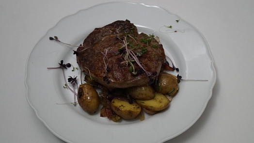 Luxus na talíři v Prostřeno! Steak Wagyu za dva tisíce! Jak k němu ladí francouzské brambory grenaille?