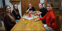 Prostřeno v tomto týdnu: Zavzpomínejte na dětství nad zmrzlinovým pohárem! Víte, že jde původně o americký vynález?